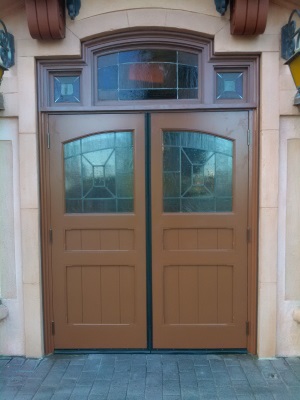commercial-door-with-stained-glass